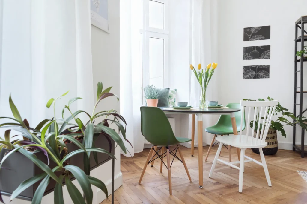 chaises dépareillées décoration salle à manger
