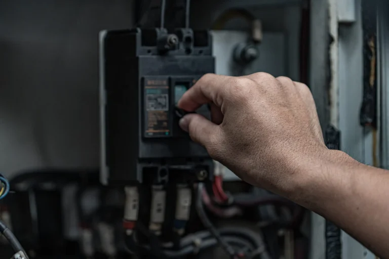 Remplacer le vieux disjoncteur EDF noir : ce que vous devez savoir vieux disjoncteur noir EDF