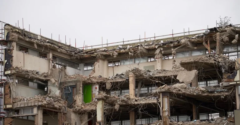 Démolition avant rénovation : comment sécuriser son projet de travaux ?