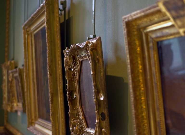 La cimaise murale : l'accrochage flexible pour galeries et particuliers