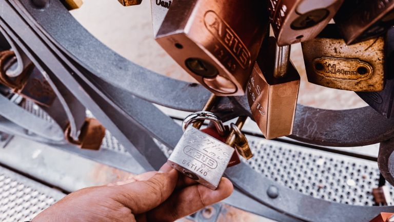 serrure de porte et clés pour changer une serrure 3 points