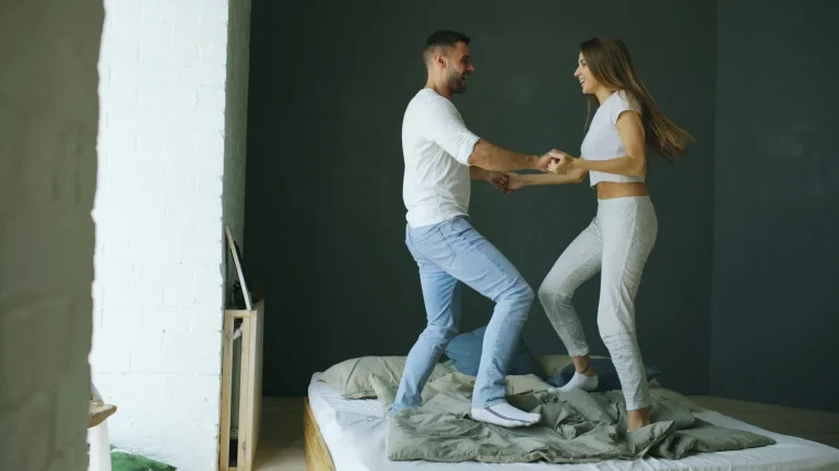 Lit superposé adulte : dimensions, sécurité et choix pour gagner de la place