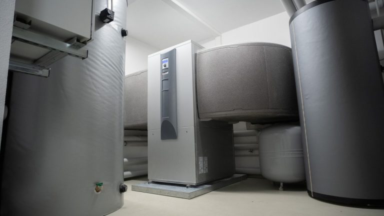 Chauffe-eau thermodynamique installé dans un local technique moderne