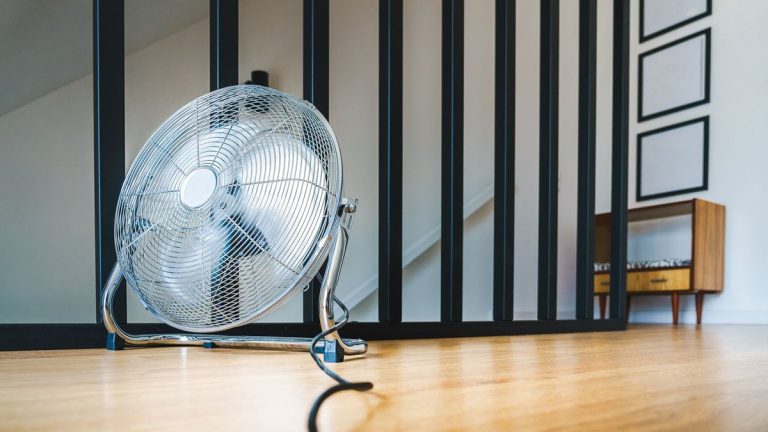 Rafraîchisseur d'air portable dans un salon d'intérieur