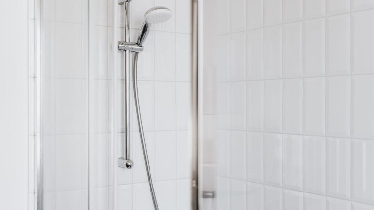 Colonne de douche moderne installée dans une salle de bain contemporaine