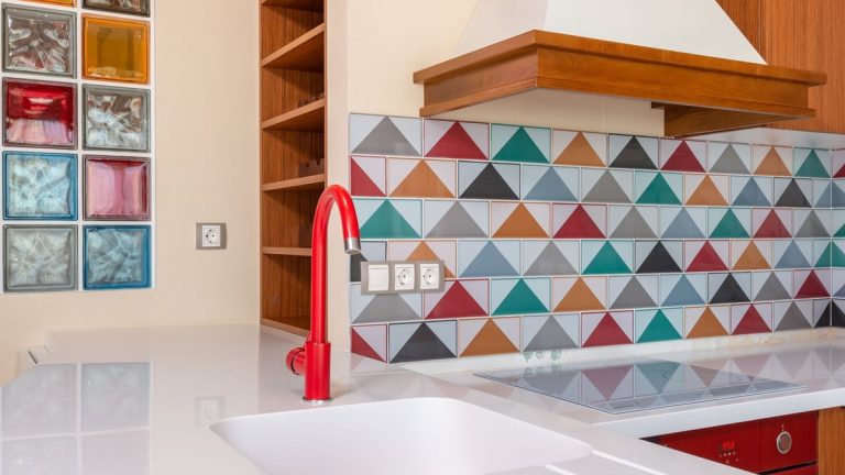 Crédence cuisine : matériaux, hauteur et idées déco pour bien choisir Crédence en carreaux de métro blancs dans une cuisine moderne
