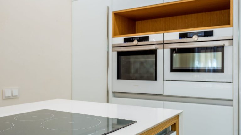Plaque induction : avantages, limites et critères pour bien l’intégrer dans sa cuisine Plaque à induction noire moderne sur un plan de travail de cuisine contemporaine