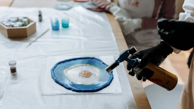 Application de résine époxy transparente sur un plateau de table en bois