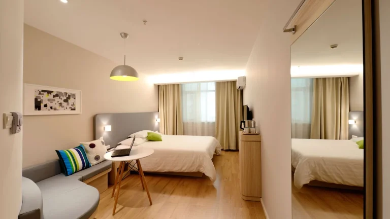 Location saisonnière : comment préparer un logement avant sa première mise en location ? Chambre lumineuse préparée pour une location saisonnière