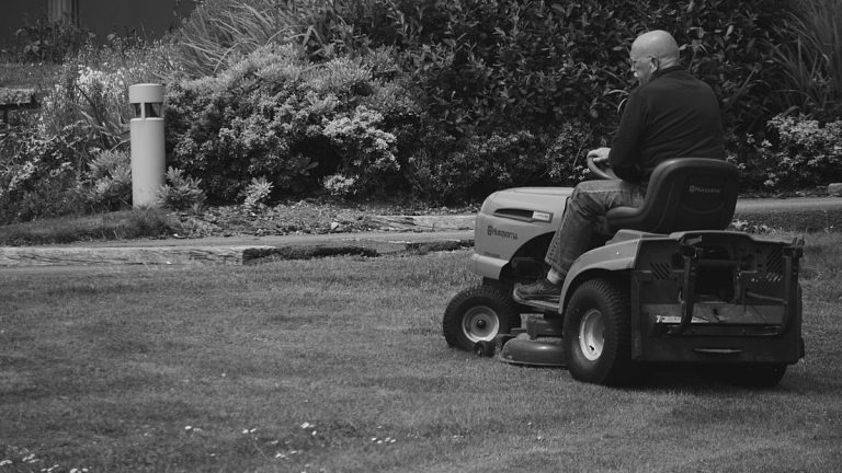 Tracteur tondeuse : comment choisir selon la surface et le terrain ? Tracteur tondeuse en action sur une grande pelouse de jardin
